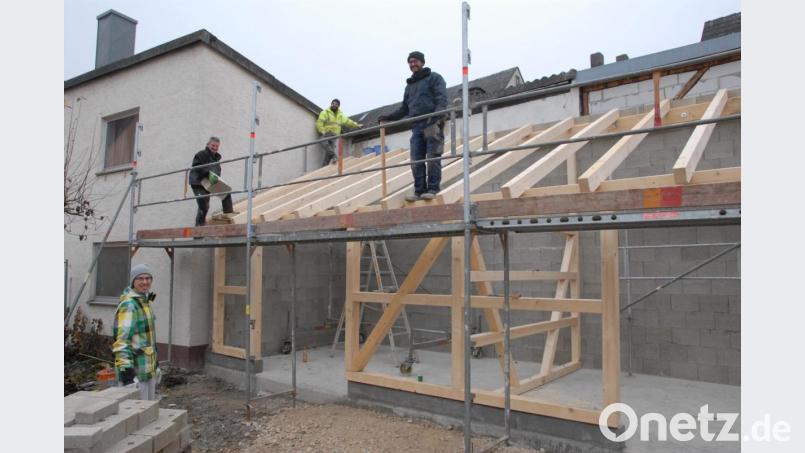 Im wahrsten Sinne des Wortes Hand in Hand arbeiten die drei Vereine beim Bau ihres Vereinsstadels zusammen. Bild: pop