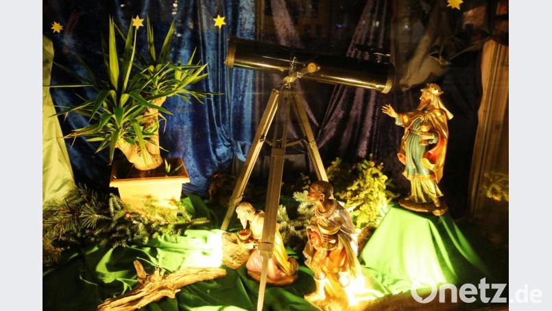 Die &quot;Sternendeuter&quot; mit Fernglas im Schaufenster. Die Figuren stellte der Holzschnitzer Gerhard Schinner aus Ebnath zur Verfügung. Bild: JOCHEN NEUMANN 
ERBENDORF
