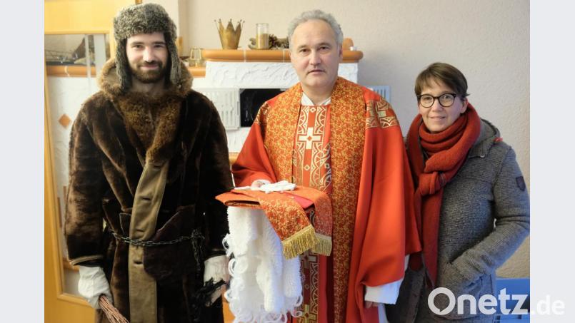 Die &quot;Nikolaus-Familie&quot;, Johannes, Martin und Doris Sporrer (von links), macht seit Jahrzehnten im Rahmen der GSG-Hausbesuche Kinderherzen glücklich. Bild: do