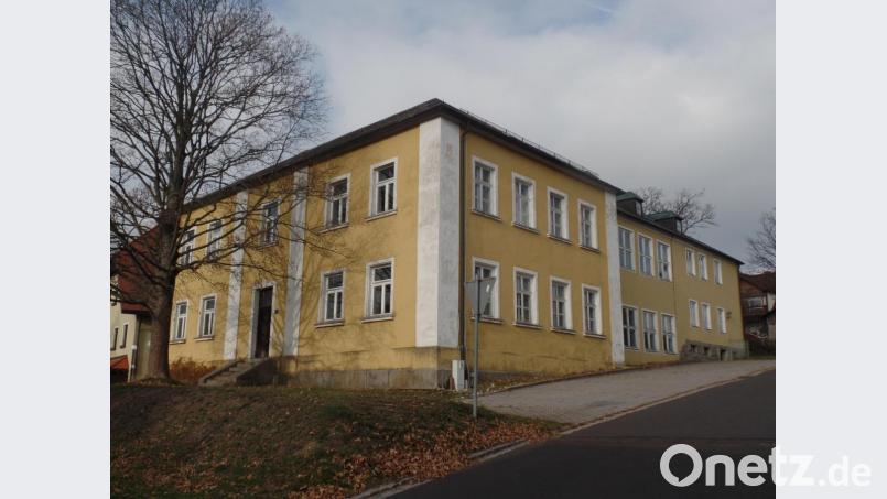 Ein Bild aus längst vergangenen Tagen: Die Alte Schule in Ebnath steht nicht mehr. Der Umbau des Dorfes schreitet zügig voran. Bild: br