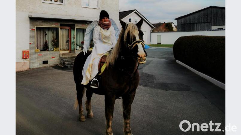 An den Adventsonntagen ist die 14jährige Sonja Hantzsch im schneeweißen Gewand und mit zwei großen Engelsflügeln mit ihrem Pferd "Lina" in Eslarn unterwegs. Bild: gz