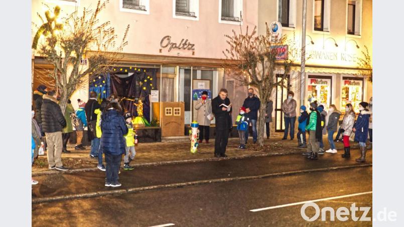 Zweites Adventsfenster, dieses Mal vor dem Anwesen Opitz am Marktplatz. Bild: JOCHEN NEUMANN 
ERBENDORF