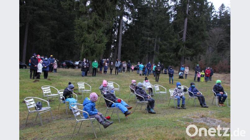 Gut besucht war am Nachmittag des zweiten Advents der Patroziniumsgottesdienst im Freien vor der St.-Nikolaus-Kirche bei Mähring. Bild: kro