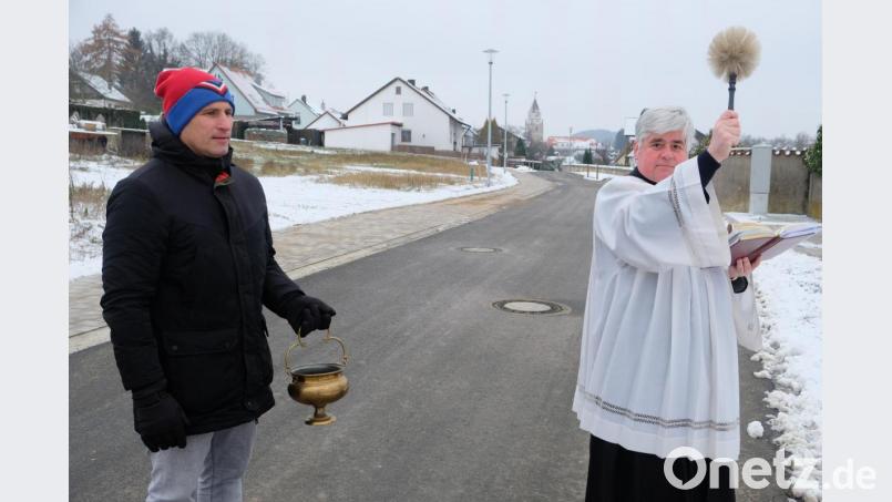 In Begleitung von &quot;Ministrant&quot; Marcus Gradl segnet Stadtpfarrer Thomas Jeschner das neue Baugebiet Esperngasse Ost. Bild: do
