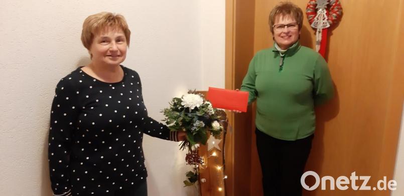 SVL-Urgestein Doris Geitner mit Spartenleiterin Gerda Donhauser, die für den langjährigen Einsatz dankt. Bild: dod