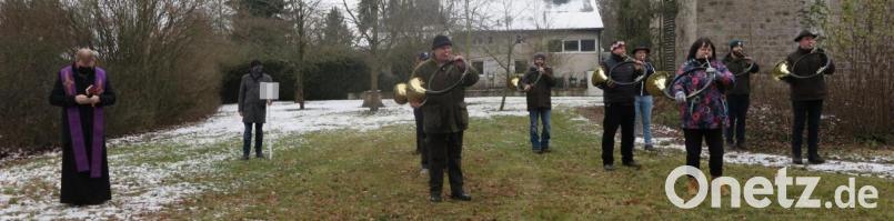 Stadtpfarrer Thomas Kraus (links) betete die Adventsandacht, die von den Kaibitzer Schloßbläsern musikalisch umrahmt wurde. Bild: jzk