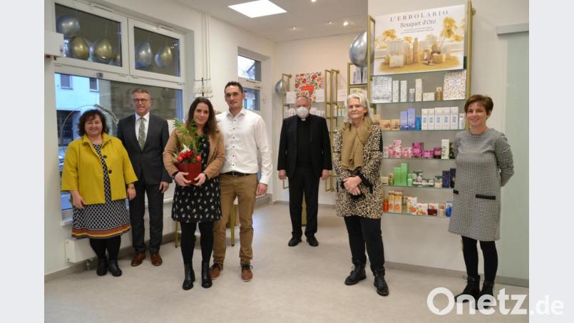Cornelia und Franz Stahl, Ehemann André Hartwich, Pfarrer Georg Flierl, Ruth Forster und Sandra Richtmann (von links) gratulierten Lisa Hartwich (Dritte von links) zur Neueröffnung und den Schritt in die Selbstständigkeit. Bild: kaz