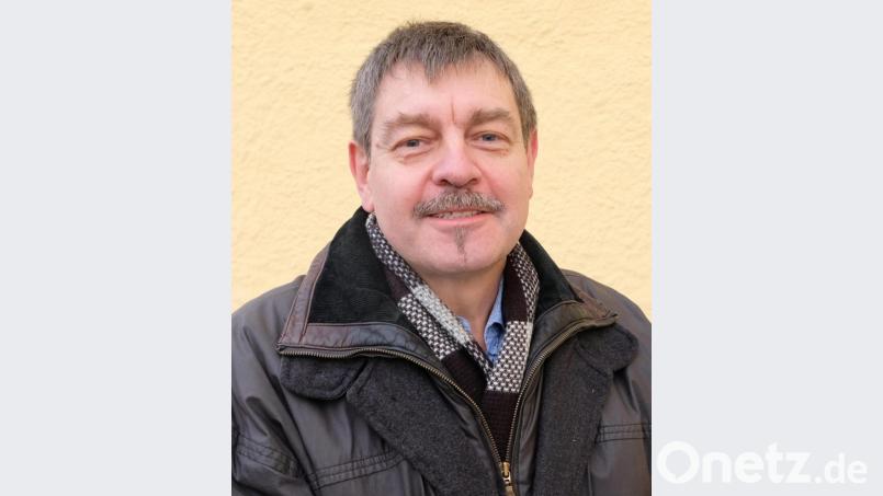 Holzbildhauer Hubert Brickl, fertigte das Kreuz und Figuren aus Lindenholz. Bild: mab