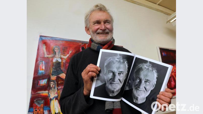 Achim Hüttner mit Achim Hüttner und Achim Hüttner. Mehr geht wohl nicht. Der Fotograf Clemens Zahn hat zum 70. Geburtstag des Künstlers seine Kamera angelegt und eine ausdrucksstarke Fotoserie von ihm angefertigt. Bild: Wolfgang Steinbacher