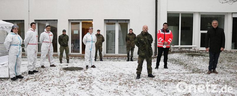 Landrat Roland Grillmeier (rechts) besuchte die „Truppe“ vor Ort in Waldsassen am Impfzentrum Waldsassen. BRK-Kreisgeschäftsführer Holger Schedl (Zweiter von rechts) dankte Oberstleutnant Stephan Voit (Dritter von rechts) und dessen Team für die Unterstützung. Bild: Stefan Malzer, Landkreis Tirschenreuh/exb