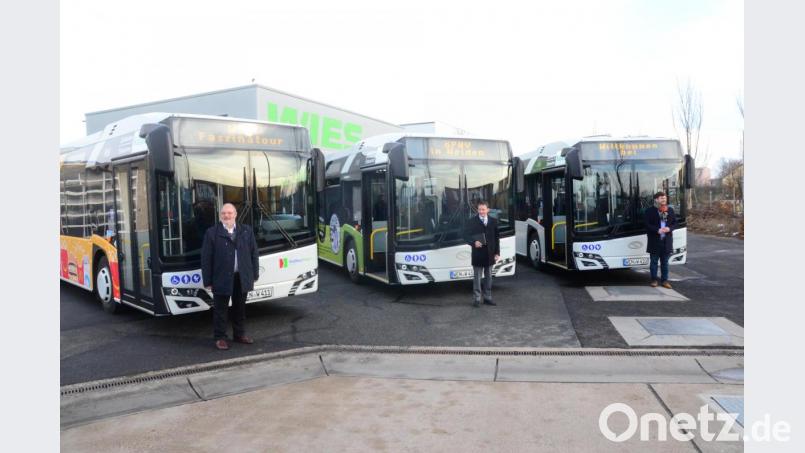 Wolfgang Wies (links) und Maximilian Wies (rechts) zeigen Oberbürgermeister Jens Meyer die neuen Sicherheitsvorkehrungen an den Bussen. Bild: uz