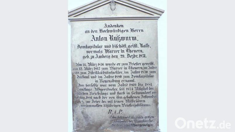 Gedenktafel an der Nordseite erinnerte an den Geistlichen Anton Rußwurm (verstorben 1881), dem ersten Pfarrer in Theuern. Bild: e