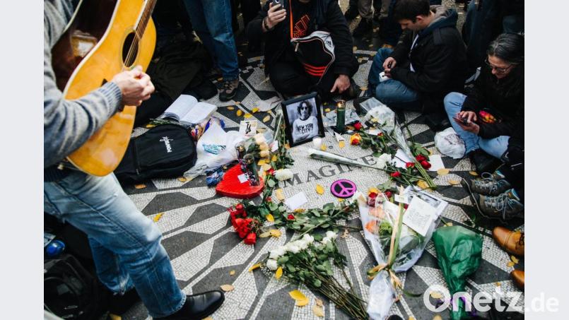 An Geburts- und Todestag John Lennons treffen sich jedes Jahr Tausende im New Yorker Central Park. Dort gibt es ein Mosaik mit dem Wort "Imagine". Bild: Alba Vigaray/dpa