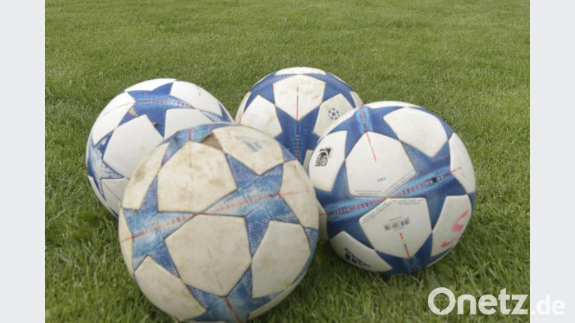 Die Bälle bleiben liegen, die Juniorenfußballer müssen auf die Fortsetzung der Saison warten. Symbolbild: Hubert Ziekler