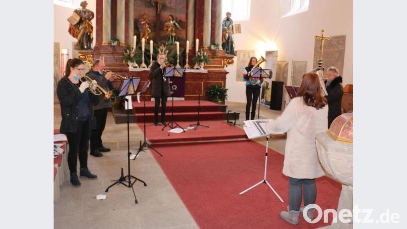 Eine kleine Gruppe des Neustädter Posaunenchores umrahmt den Gottesdienst musikalisch und macht ihn dadurch festlich. Die musikalische Leitung hat Karin Müller-Bayer inne. Bild: rpp