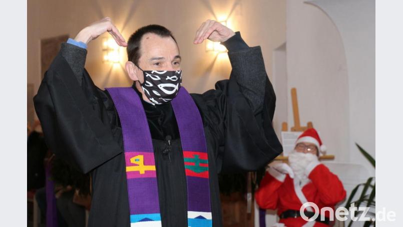 Pfarrer Hartmut Klausfelder erklärt die Symbole der Zeichensprache. Bild: rpp