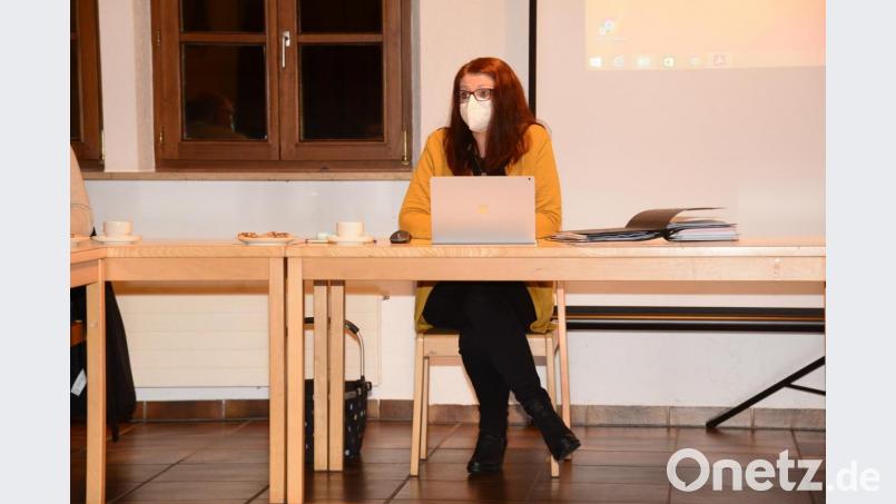 &quot;Die Pandemie stellt das öffentliche und private Leben auf den Kopf&quot;: Bürgermeisterin Marina Hirnet macht es mit dem Tragen der Atemschutzmaske deutlich: Die Auswirkungen von Corona sind auch in der Gemeinderatssitzung zu sehen. Bild: bey
