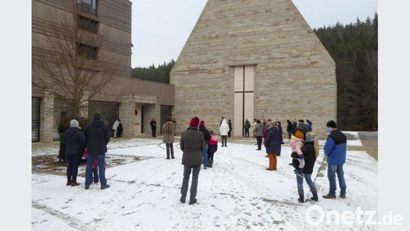 Eine Adventsandacht auf dem Dorfplatz vor der Hauskapelle unter Corona-Regeln. Bild: fsb