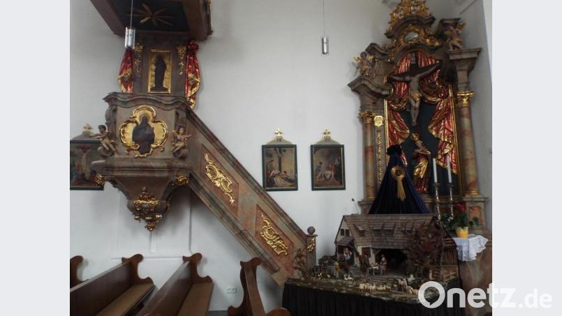 Kanzel, Kanzeltreppe, linker Seitenaltar mit Marienstatue (werden im dritten Abschnitt restauriert). Bild: e
