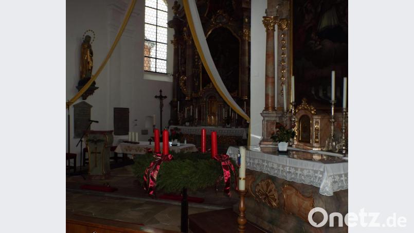 Rechter Seitenaltar mit Adventskranz. Bild: e
