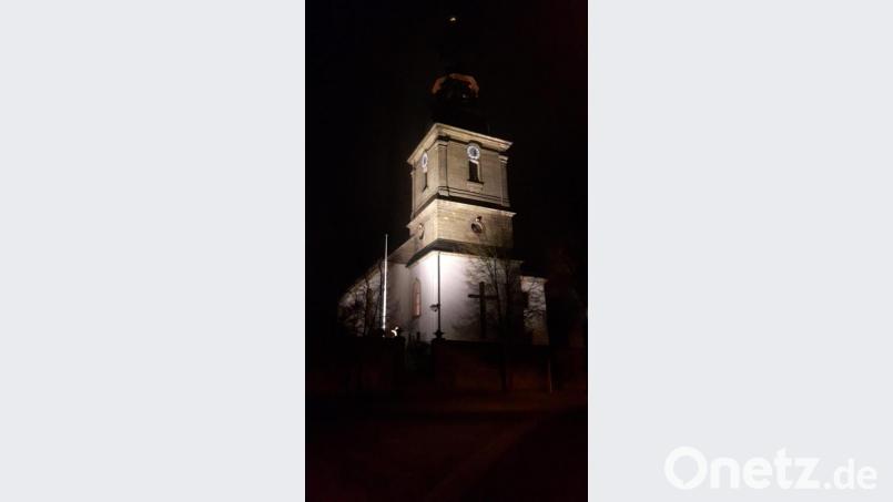 Sobald es dunkel wird im Bibertal, erstrahlt der Kirchturm im neuen Licht. Bild: edo