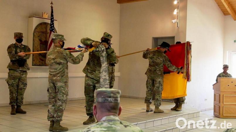 „Casing of the Colours“ - Soldaten der 1. Panzerbrigade der 1. US-Kavalleriedivision aus Texas enthüllen ihre Fahne in Grafenwöhr. Bild: Schwab, Mareike