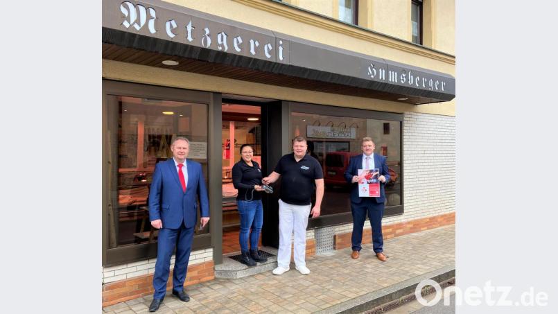 Die Sparkasse hat die Metzgerei Humsberger mit einem Cash-Terminal ausgerüstet (von links: Filialdirektor Thomas Neukam (Sparkasse), Lorna May und Christian Trenz (Metzgerei Humsberger), Firmenkundenberater Marco Streit (Sparkasse). Bild: Vereinigte Sparkassen/exb