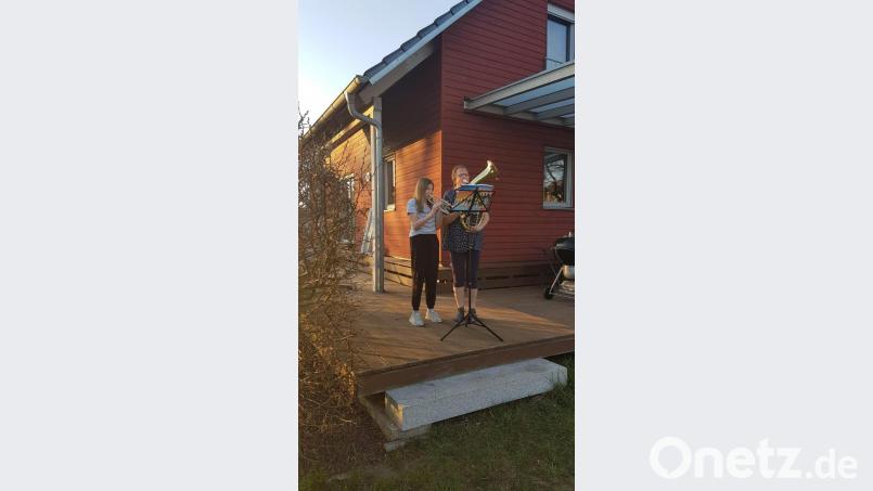 Große und kleiner Musiker, Mütter und kinder musizieren jeden Abend in Mantel um 19 Uhr. Bild: sei