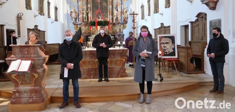 An der Kolpingskerze am Bild von Gesellenvater Kolping entzünden die Mitglieder kleine Lichter und tragen Fürbitten vor. Sie bitten um Begeisterung und Mut, um der Welt ein menschliches Gesicht zeigen zu können. Bild: rha