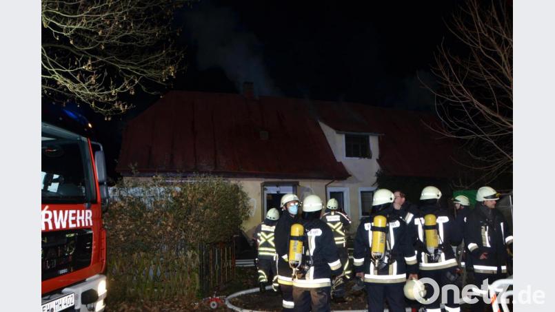 Bei einem Dachstuhlbrand in Frankenreuth waren die Einsatzkräfte mehrere Stunden damit beschäftigt, den Brand unter Kontrolle zu bringen. Bild: dob