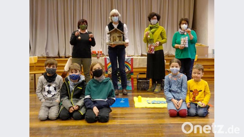 Pfarrerin Ulrike Häberlein (stehend, Zweite von links) und das Familiengottesdienst-Team der Christuskirche bitten die Sulzbach-Rosenberger Kinder um Mithilfe bei der Gestaltung der Kinderkrippe und des Kinder-Weihnachtsbaums. Bild: gac
