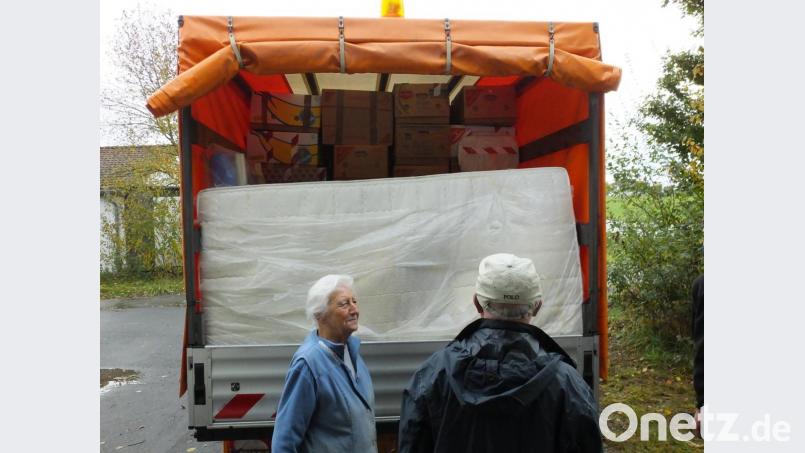 Bei der Beladung für den Transporter aus Pyrbaum war auch Geroldine Ondrusek dabei. Die Unterstützung der Aktion Solidarität wird mit Platz finden in einem Container nach Togo. Bild: Werner Fritsch/exb