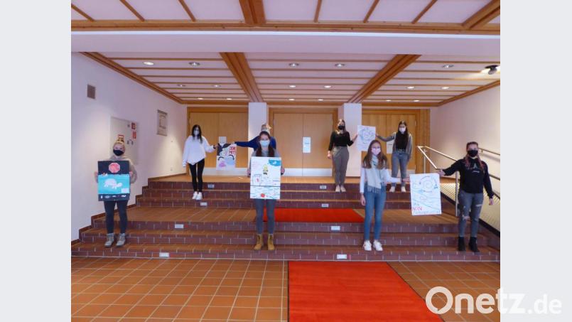 Einfallsreichtum und künstlerisches Talent zeigten die Oberschülerinnen des Dr. Johanna-Decker-Gymnasiums Amberg bei der intensiven Auseinandersetzung mit dem Thema &quot;Kampf dem Plastikmüll&quot; im Rahmen eines überregionalen P-Seminars. Bild: ads