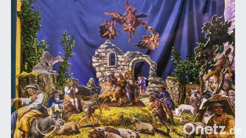 Der Historische Arbeitskreis zeigt im Schaufenster in der Dammstraße vergrößerte Nachbildungen aus der Tirschenreuther Papierkrippe. Das Original, das im Museumsquartier zu finden ist, wurde von Maurus Fuchs angefertigt. Bild: fiw