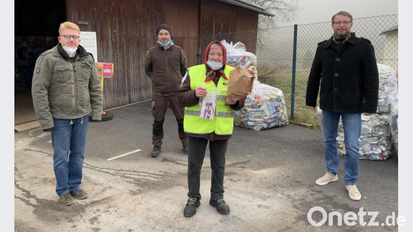 Bürgermeister Bernhard Köller, sein Stellvertreter Christian Hirsch und Marktrat Hans-Martin Grötsch verabschieden Anni Pirner in den Ruhestand. Bild: wku