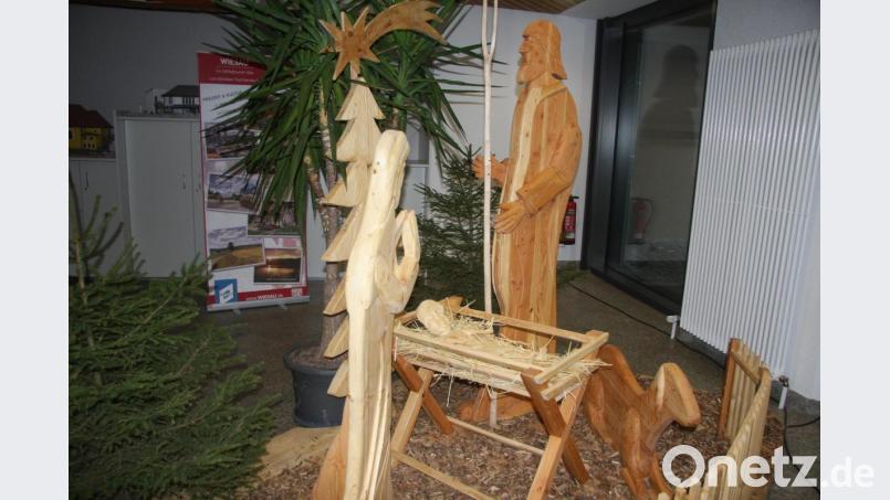 Die lebensgroßen Krippenfiguren wurden bereits im vorigen Jahr von der Wiesauer Schnitzergruppe gefertigt. Bild: wro