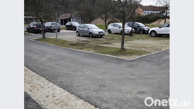 Der Auftrag für Asphaltierung des Parkplatzes an der Bushaltestelle/Stadelreihe wurde vergeben. Hier Blick auf die Parkplätze im Vordergrund. Bild: sck