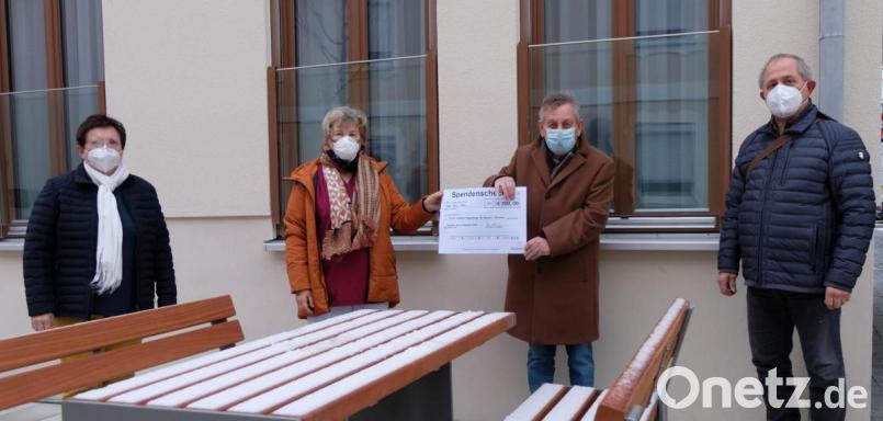 Erneut nehmen der Vorsitzende des Förderkreises Altenhilfe, Werner Schulz (Zweiter von rechts), Zweite Bürgermeisterin Bärbel Birner (links) und Schatzmeister Reinhold Birner (rechts) den Namenstag der heiligen Barbara zu Anlass, der Solitären Tagespflege St. Barbara eine vorweihnachtliche Freude zu bereiten. Sie überreichen an Leiterin Birgit Seidl (Zweite von links) eine Spende. Bild: u
