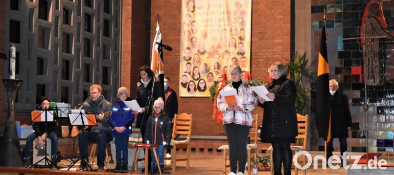 Den Kolpinggedenktag gestaltet ein Teil des Kolping-Kinderchores mit Kolping-Vorsitzenden Andreas Greiner an der Gitarre. Bild: rgr