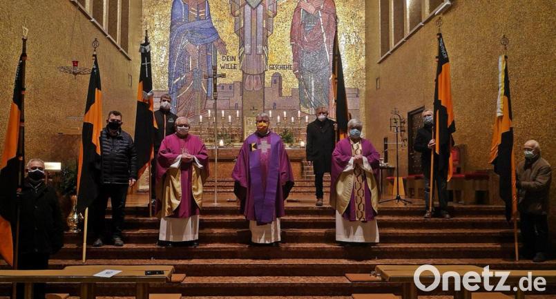 Auf dem Bild sind neben den Bannerträgern aus dem Bezirk von links nach
rechts zu sehen: Stadtpfarrer Gerhard Pausch, Diözesanpräses Karl-Dieter Schmidt und Bezirkspräses Thomas Jeschner. Bild: R. Kreuzer