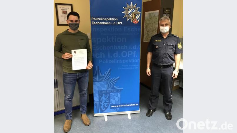 Der Dienststellenleiter der Polizeiinspektion Eschenbach, Werner Stopfer (rechts) freut sich, das beispielhafte Verhalten von Fabian Weissel mit einem Dankschreiben des Polizeipräsidenten und einer Belohnung würdigen zu dürfen. Bild: Polizei Eschenbach/exb
