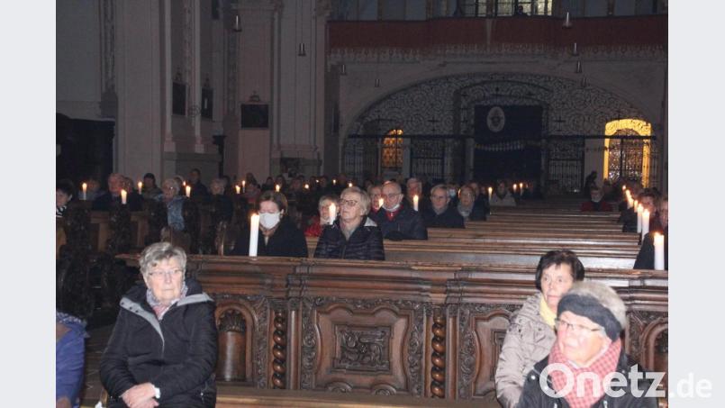 Die in der Basilika verfügbaren Plätze in den großen Kirchenbänken waren zur besinnlichen Stunde mit Harfenistin Katarina Ševčíková alle besetzt; zusätzlich wurden in den Seitenaltären noch Stühle aufgestellt. Bild: kro