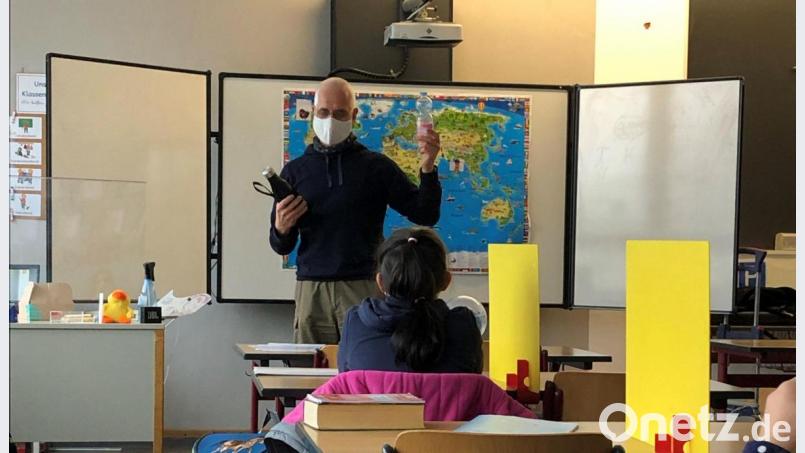Mehrweg- statt Einwegflaschen: Das ist gut für die Umwelt, erklärte Jan F. Turner von der Deutschen Umweltaktion bei seinem Besuch in der Jobst-von-Brandt-Schule. Bild: fpoz