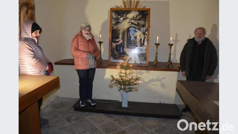 Hell erleuchtet präsentierte sich anlässlich der Aktion „Lebendiger Adventskalender“ das Innere der Kalvarienbergkapelle am Konnersreuther Ortsrand. Mit dabei waren Pfarrseelsorger Pater Benedikt Leitmayr und Organisatorin Sigrid Schwan (Mitte). Zuständig war für dieses „Adventsfenster“ das Kreuzweg-Pflegeteam. Bild: jr