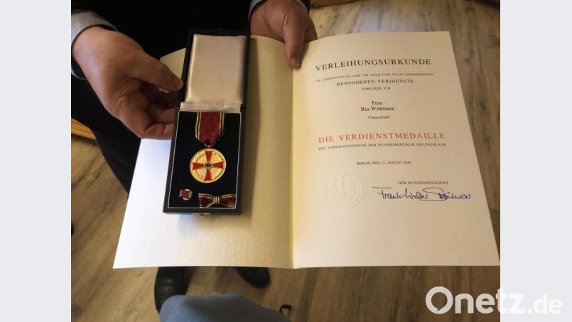 Mit der Verdienstmedaille des Verdienstordens der Bundesrepublik Deutschland wird die 85-jährige Kaimlingerin Ria Wittmann ausgezeichnet. 40 Jahre lang war sie als phänologische Beobachterin ehrenamtlich für den Deutschen Wetterdienst aktiv. Bild: ck