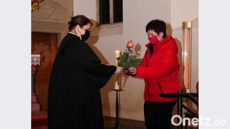 Beim Mitarbeiterdankabend würdigte Pfarrerin Katharina Bach-Fischer auch Evi Stahl, die seit 20 Jahren als Sekretärin arbeitet. Bild: exb