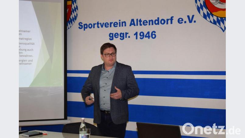 Regionalmanager Christian Karl stellte dem Gemeinderat die Aufgaben und Ziele des ILE "Brückenland Bayern-Böhmen" vor. Bild: bnr