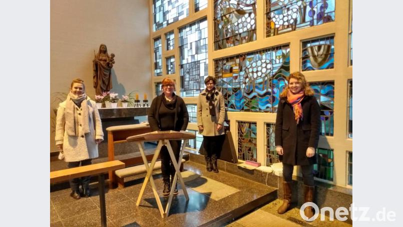 Eine adventliche Andacht für ältere Menschen gestaltet (von links): vom Seniorenkreisteam Sylvia Schwarz, Steffi Wagner und Annemarie Pirkl zusammen mit Religionslehrerin i. K. Susanne Möller. Bild: Regina Probst/exb