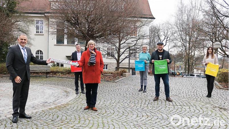 Landrat Roland Grillmeier überreicht symbolisch den Schriftzug „Demokratie leben! an die neue Koordinatorin für den Landkreis Tirschenreuth Sonja Schmid. Zudem auf dem Bild (von links) Walter Brucker als Vertreter des Landratsamtes, Theresia Kunz, Sprecherin des Begleitausschusses, Stefan Denzler vom EBZ Bad Alexandersbad und Isabel Sommerer vom Landratsamt. Bild: Stefan Malzer/Landratsamt Tirschenreuth/exb