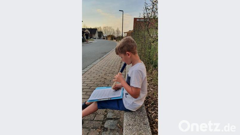 Ob mit Flöte oder Posaune, große und kleine Musiker spielen jeden Abend in Mantel zur Aufmunterung in der Coronakrise. Bild: sei